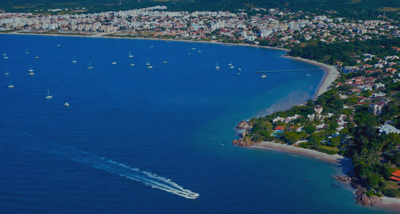 Vista aérea da costa de Florianópolis — mar, praia e cidade